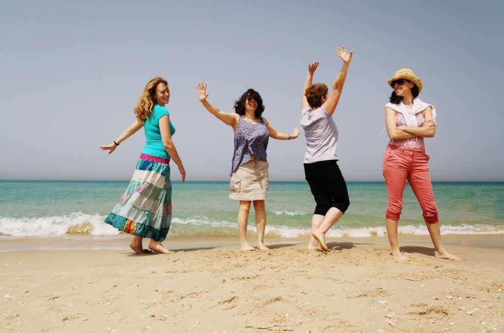 Mujeres felices en la playa