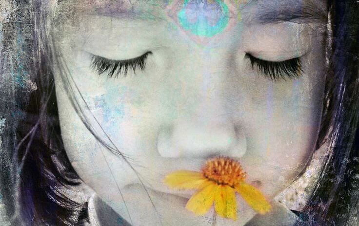 niña con flor amarilla sacando lo mejor de sí misma