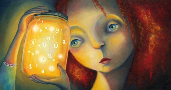 nila con tarro con luz viendo la riqueza interna