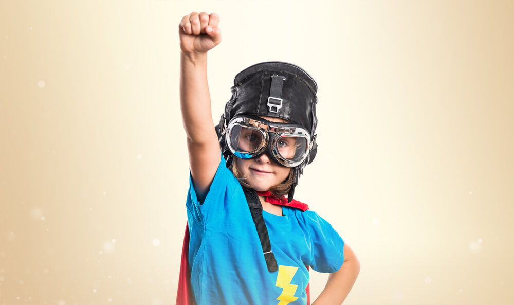 Niño vestido de superhéroe