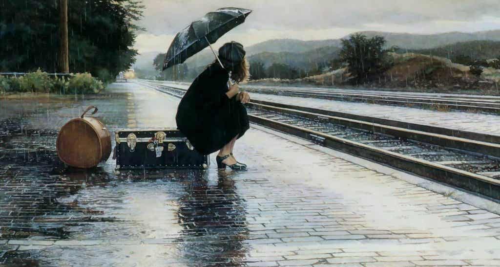 Vrouw in de regen op een leeg perron