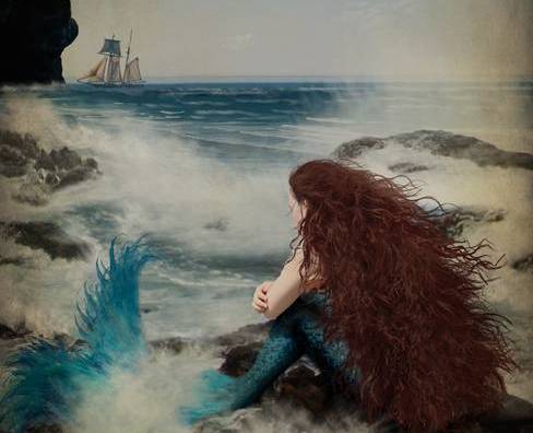 sirena mirando barco