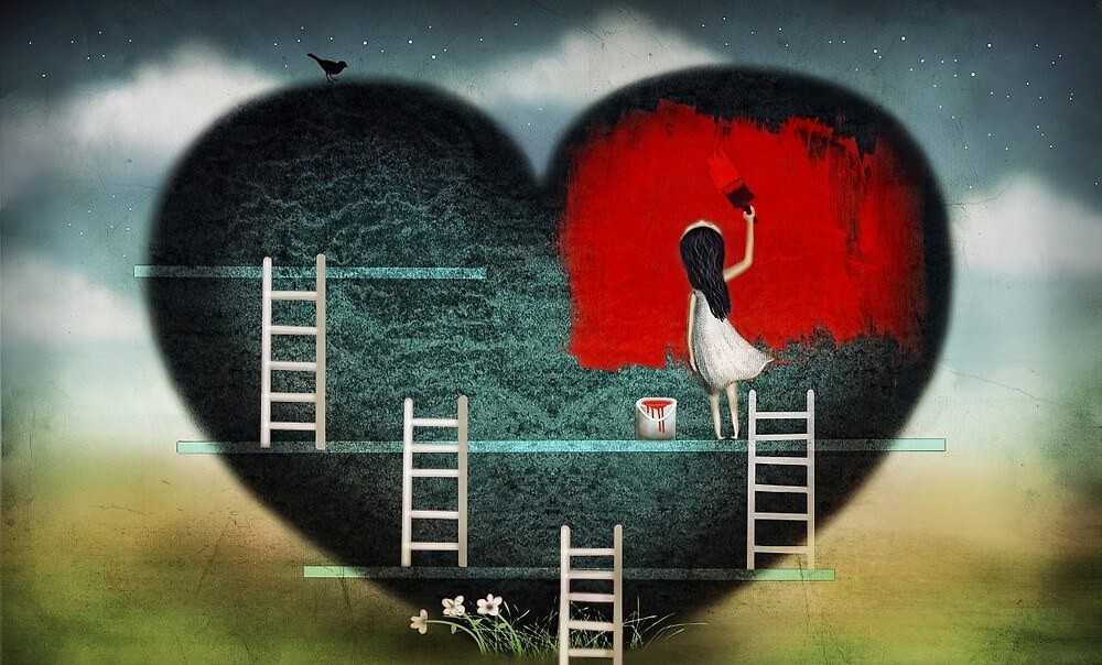 Niña pintando un corazón