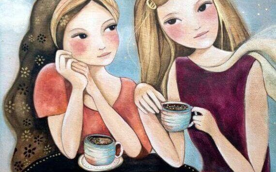 Amigas tomando café construyendo buenos momentos de complicidad