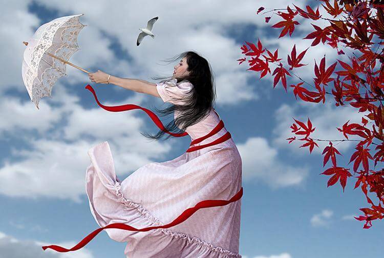 femme tenant un parapluie