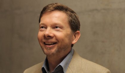 4 frases de Eckhart Tolle que te inspirarán a vivir el presente