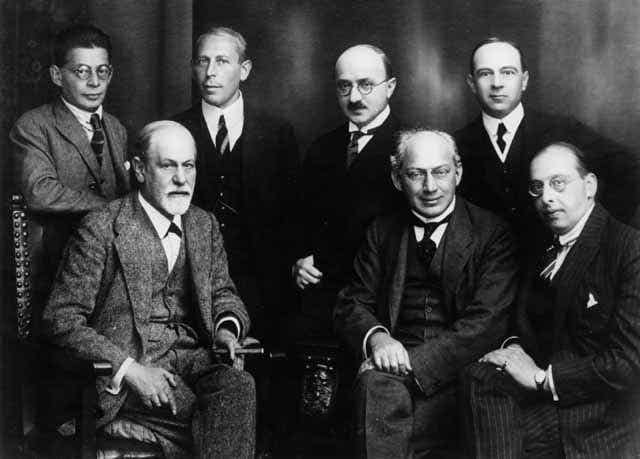 Freud acompañado por otros psicoanalistas