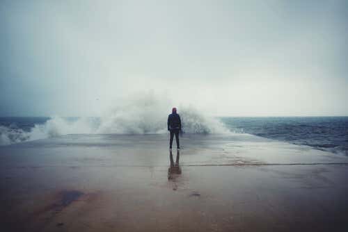 Hombre frente al mar