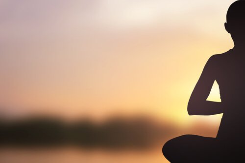 Hombre sentado meditando