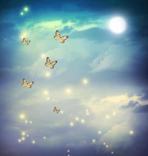 Mariposas volando por el cielo