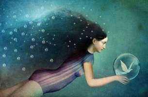 Mujer bajo el agua con una burbuja