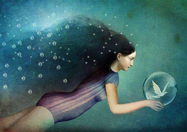 Mujer bajo el agua con una burbuja
