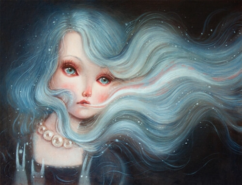 Mujer con el pelo azul