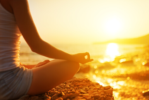 Mujer en posición de loto meditando