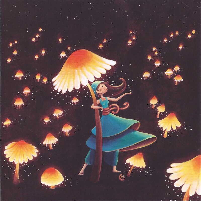 femme heureuse tenant un champignon