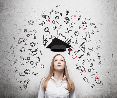 Jeune femme mémorisant des informations