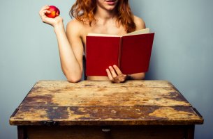 Mujer leyendo frases eróticas