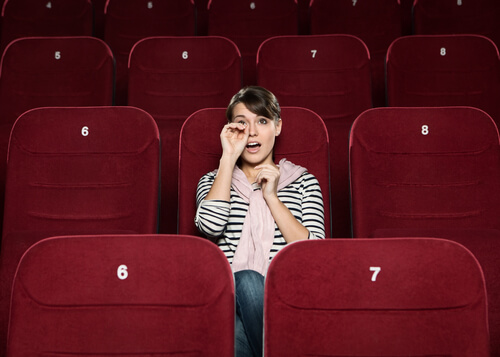 Mujer llorando en el cine