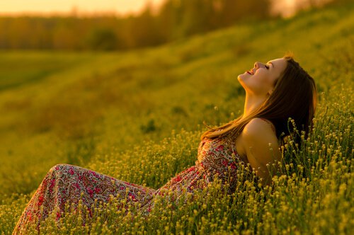 Mujer sonriendo en el campo
