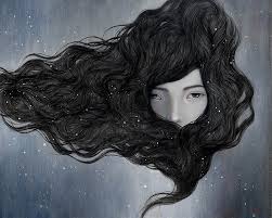 Mujer tapándose la cara con su pelo