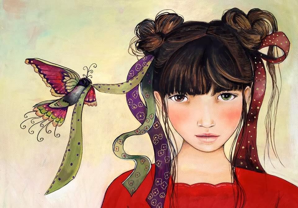 Pájaro cogiendo el lazo del pelo de una niña