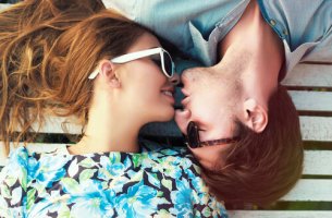 Pareja joven besándose