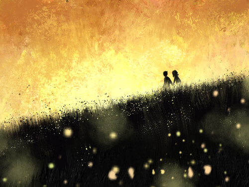 Pareja paseando por el campo