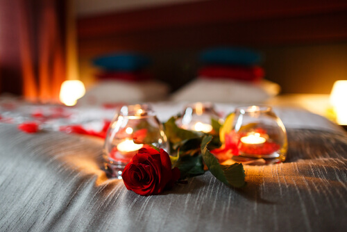 Rosas y velas en la cama