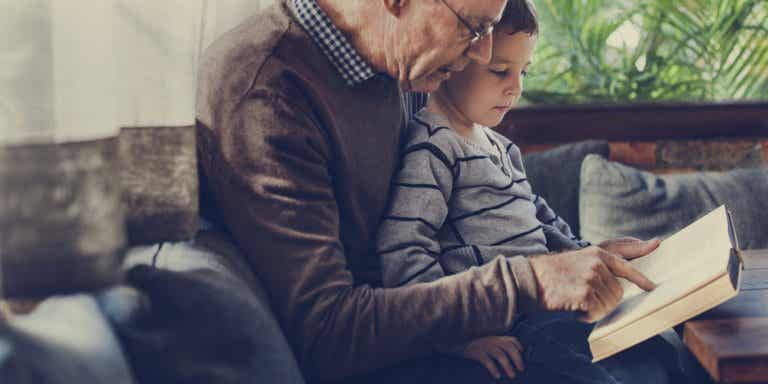 Los abuelos que cuidan de sus nietos dejan huellas en el alma