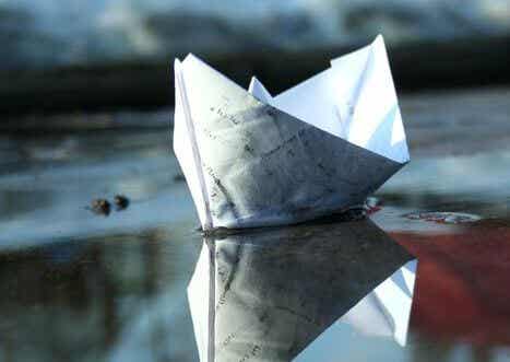Barco de papel en el agua simbolizando terapia