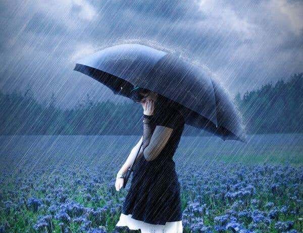 chica con paraguas pensando en ser independiente