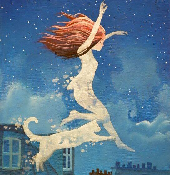 chica con su gato disfrutando de sus mascotas