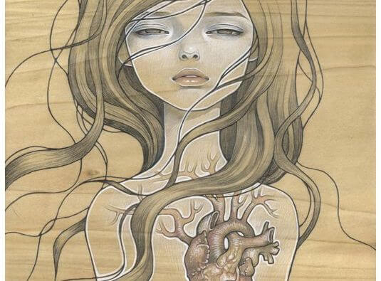 Mujer con un corazón mostrando heridas emocionales