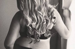 Foto de una mujer con lencería