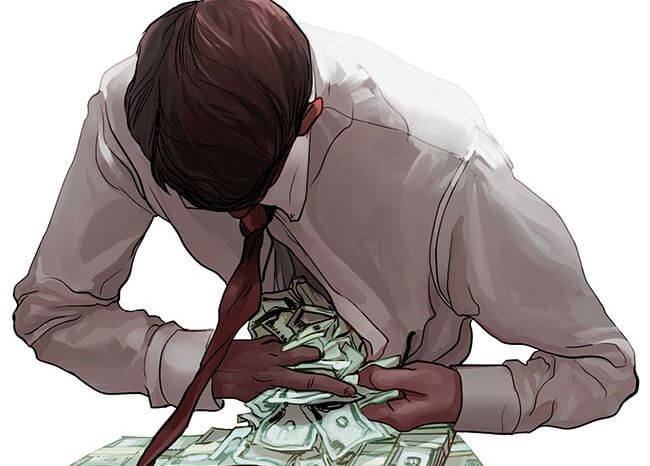 Hombre con dinero en su camisa