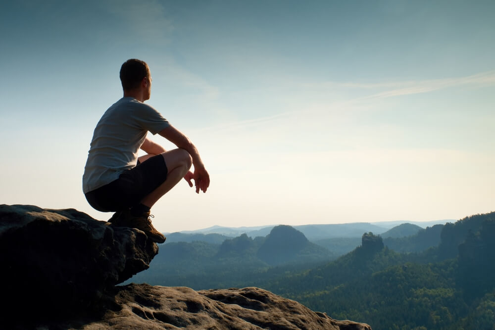 Hombre mirando al horizonte