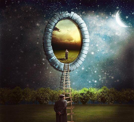 hombre mirando hueco al más allá donde las creencias son extrañas