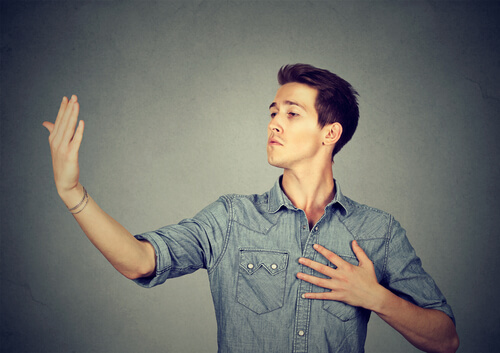 Hombre orgulloso representando si eres un narcisista