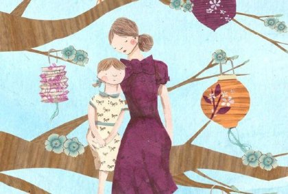 Madre en árbol con hija, madre gallina