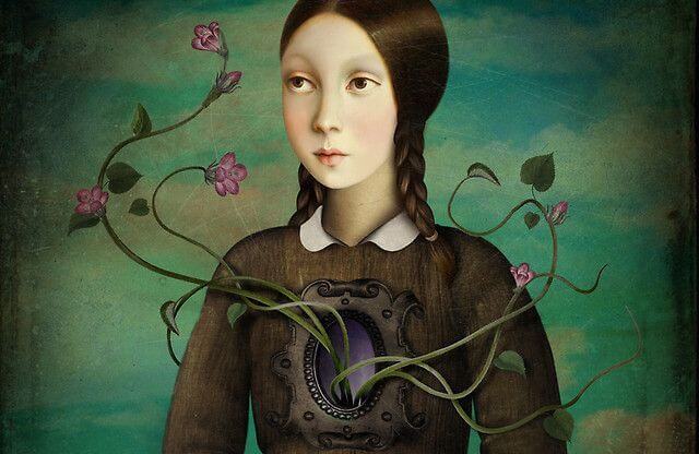 mujer con flores saliendo en el pecho