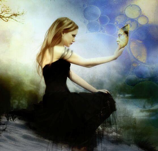 Mujer con máscara en la mano