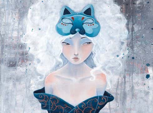 mujer con máscara azul en la cabeza y cabello blanco sufriendo las comparaciones