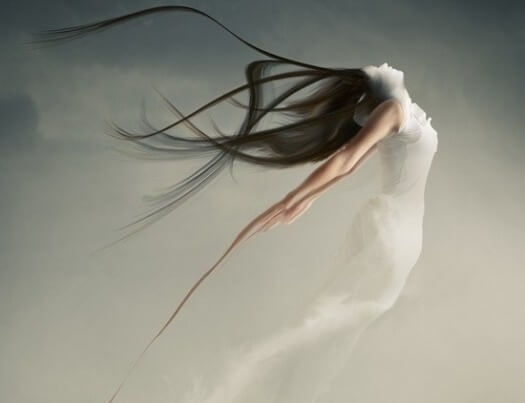 mujer con traje blanco