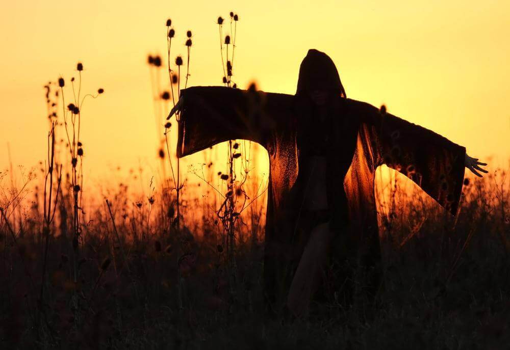 Mujer al atardecer practicando el Carpe Diem