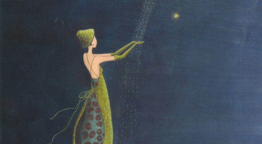 mujer con vestido verde envuelta por el silencio