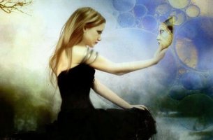 Mujer mirando a una máscara que necesita reconocimiento