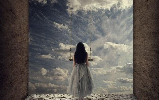 femme regardant les portes du ciel en pensant au poids de l'indépendance