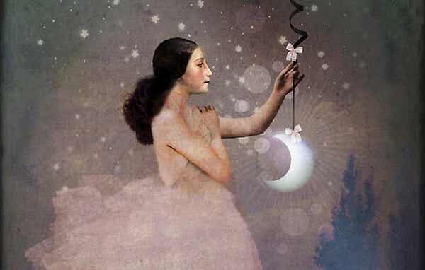 mujer sujetando una luna