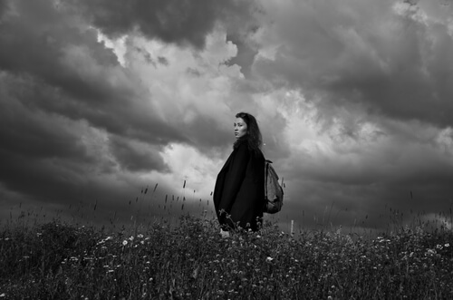 Mujer triste en la tormenta