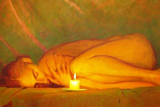 mujer tumbada frente a una vela